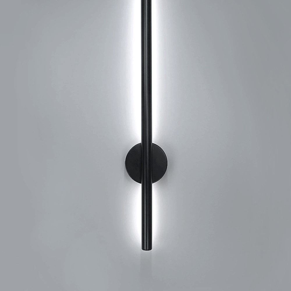 Lampa ścienna o minimalistycznych rozmiarach w czarnym kolorze