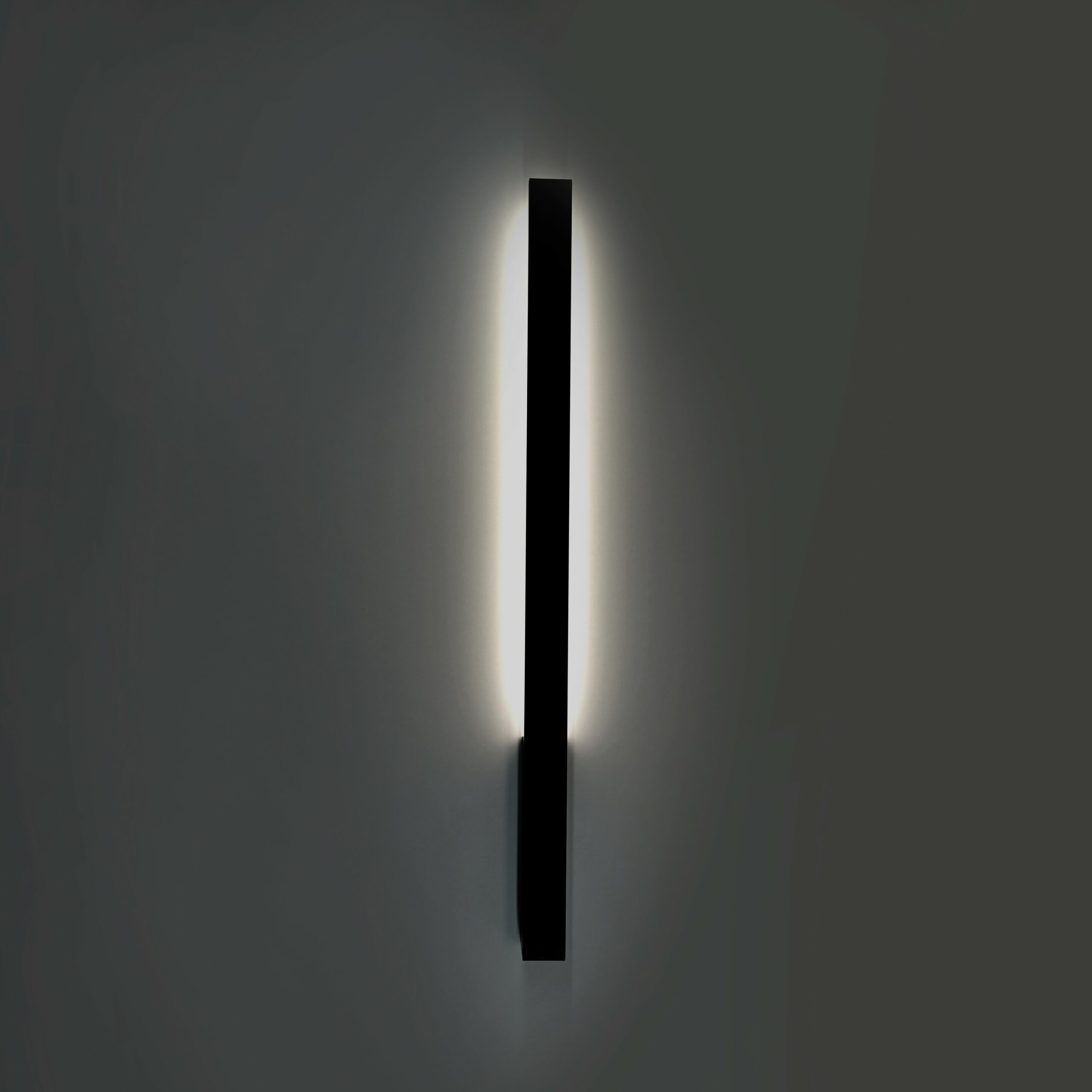 Lampa ścienna o minimalistycznych rozmiarach w czarnym kolorze