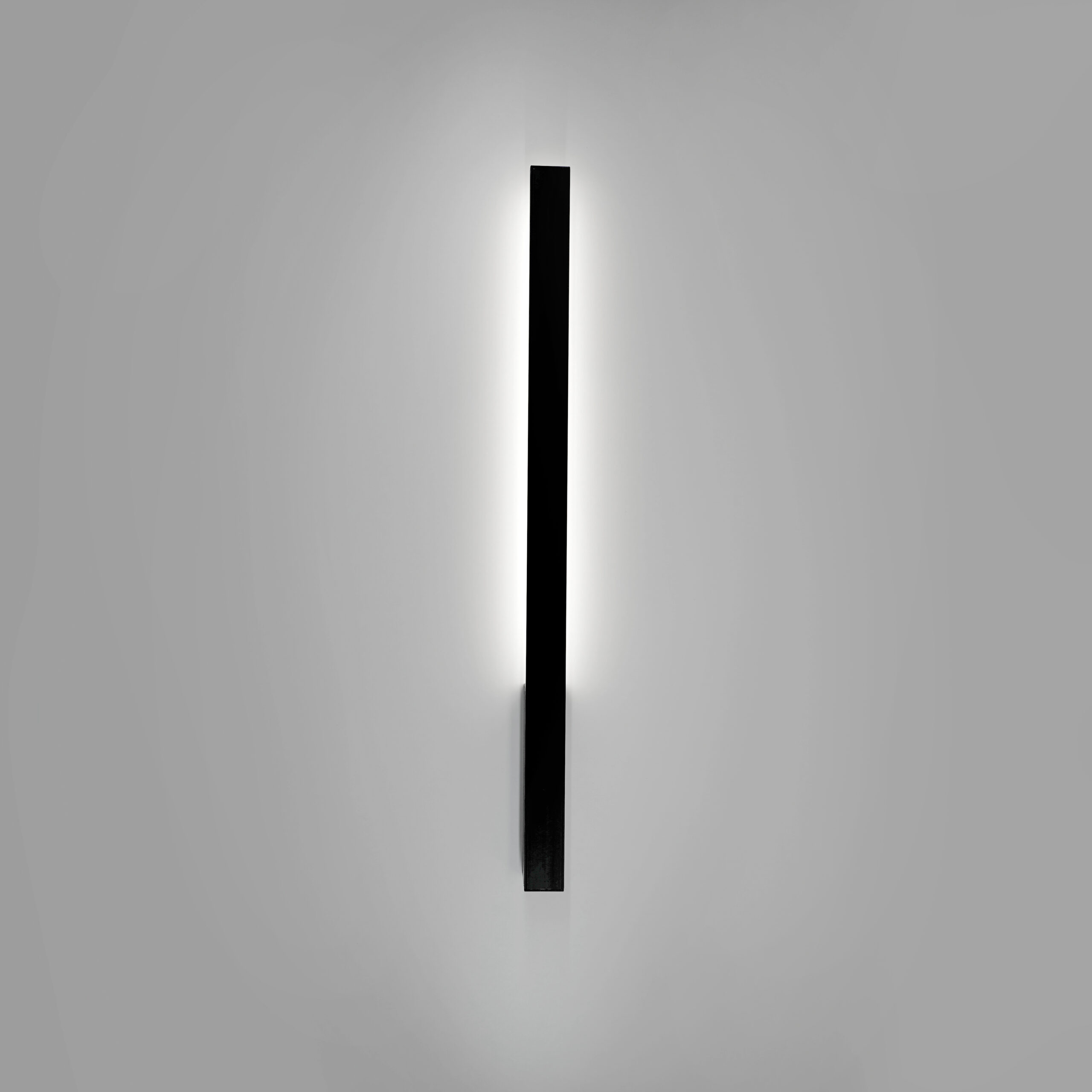 Lampa ścienna o minimalistycznych rozmiarach w czarnym kolorze
