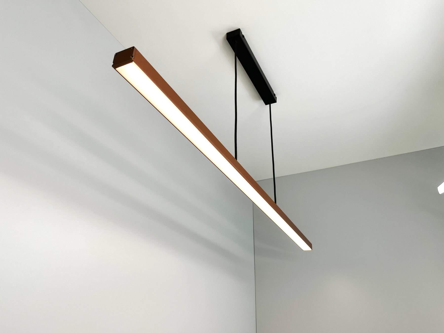 Lampa wisząca liniowa w kolorze różowego złota
