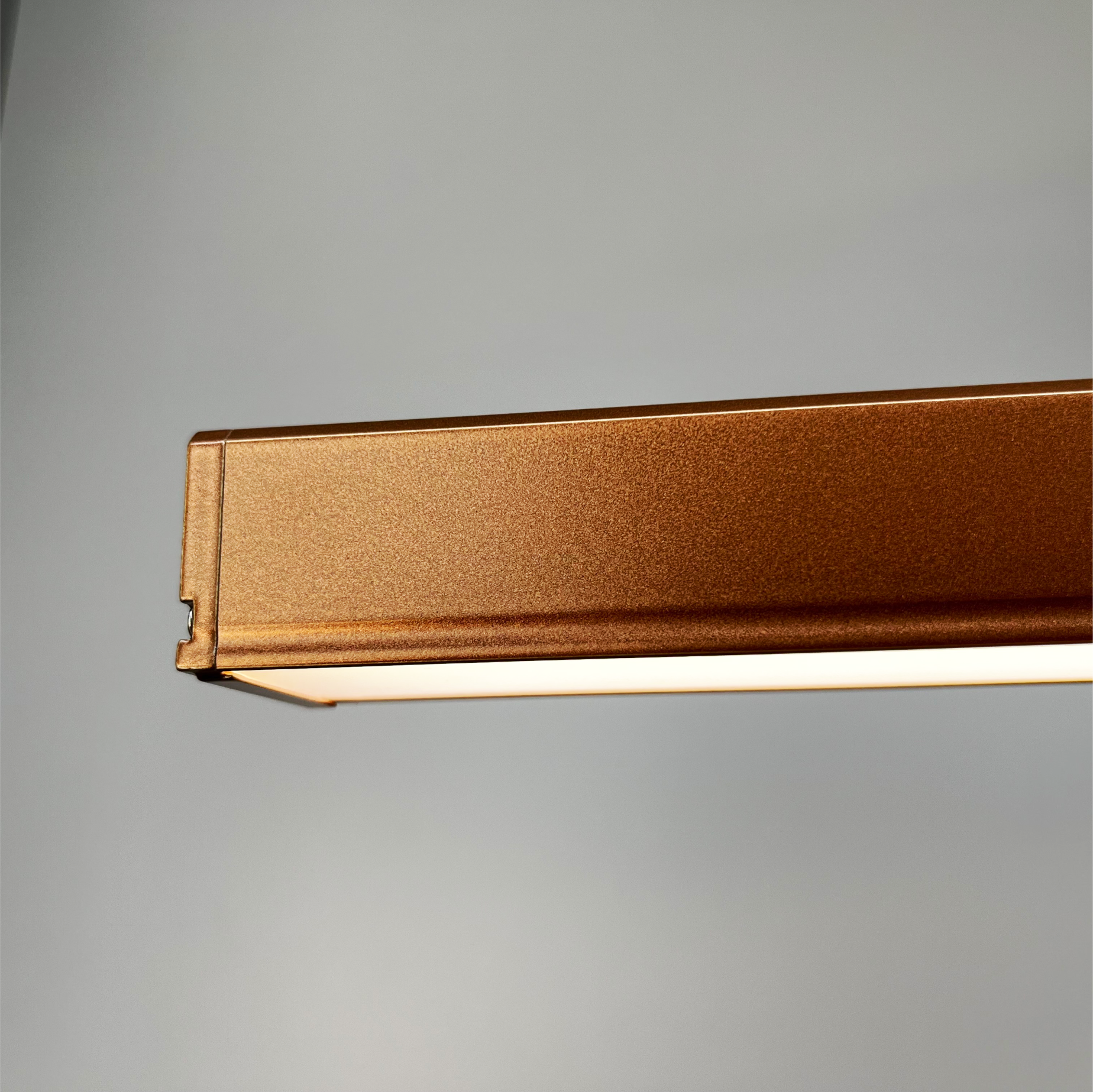 Lampa wisząca liniowa w kolorze różowego złota z bliska