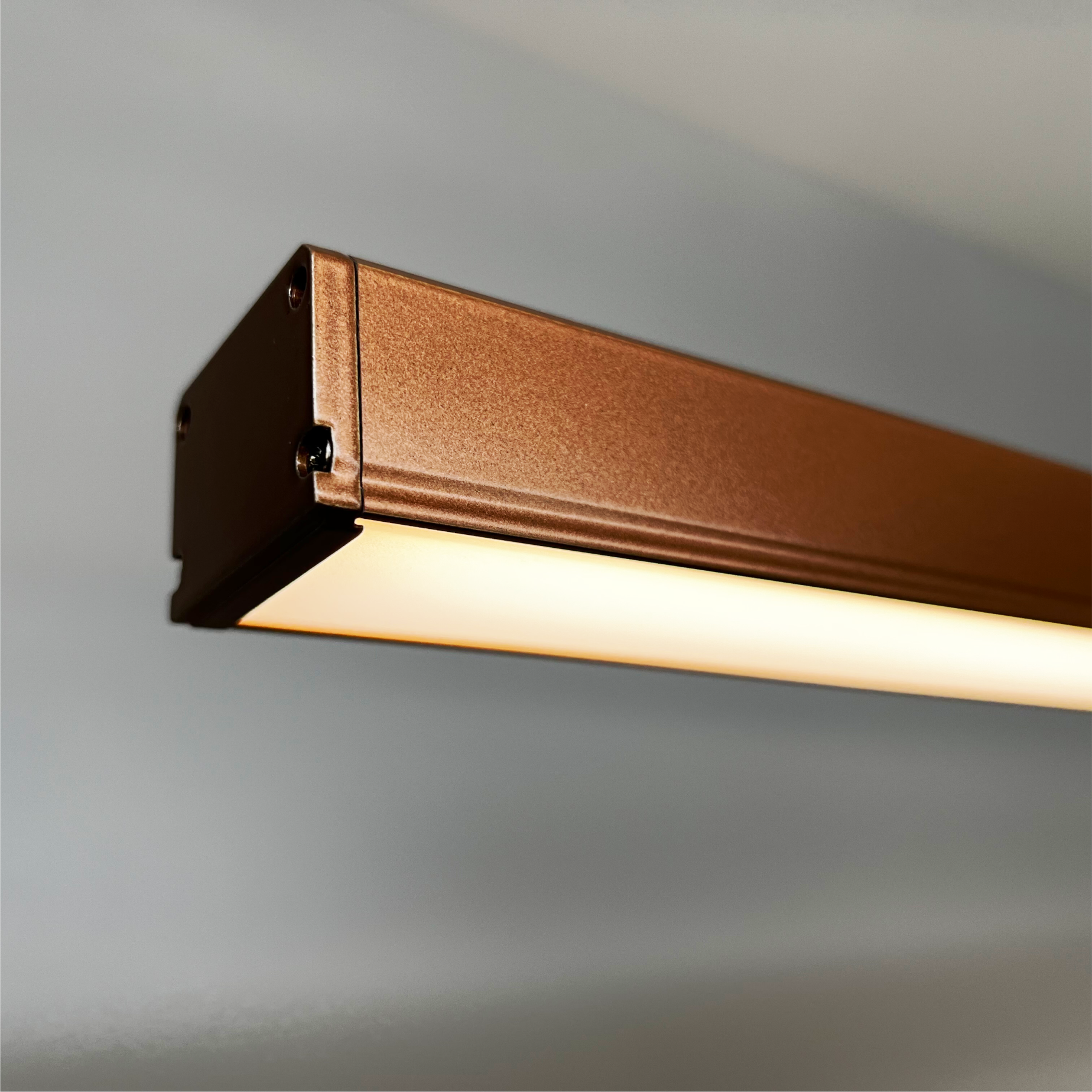 Lampa wisząca liniowa z źródłem światła ledowym, w kolorze różowe złoto