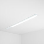 Lampa sufitowa w kolorze białym widziana z dołu