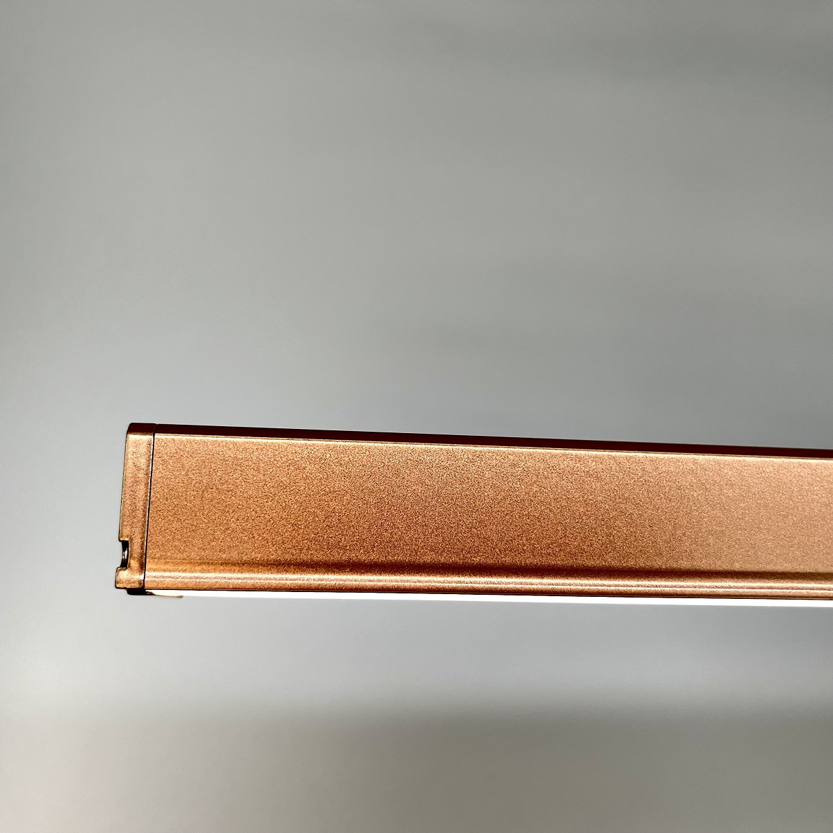 Lampa wisząca liniowa w kolorze różowego złota