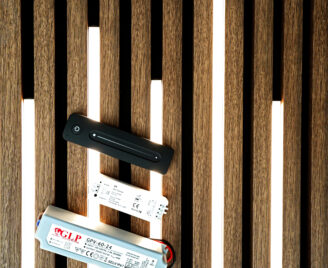 Zestaw lampa zamontowanych wśród lameli do tego zasilacz i sterowanie