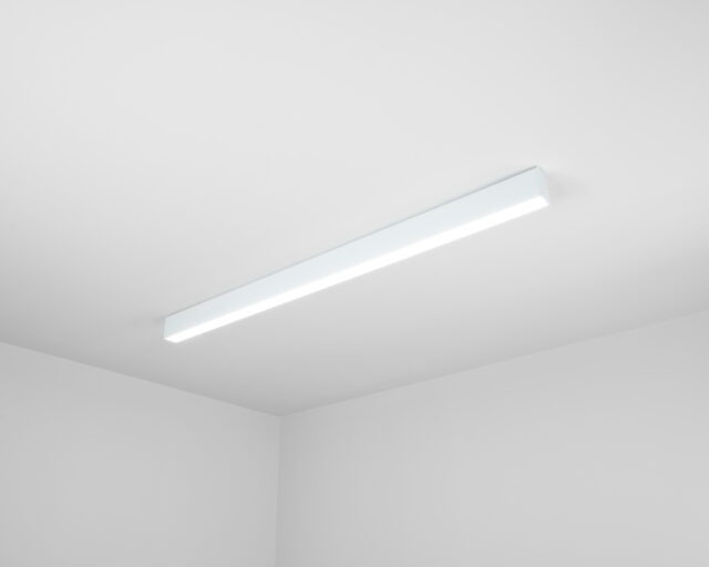 Biała lampa sufitowa