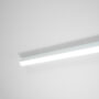 Biała podłużna lampa zamontowana na suficie widziana od dołu