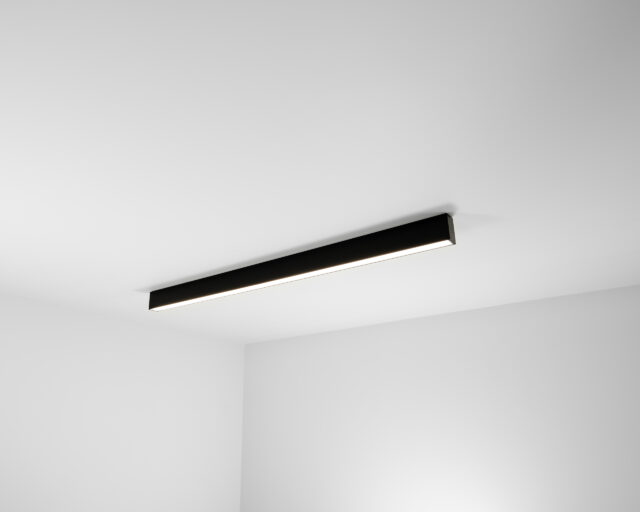 Czarna, podłużna lampa sufitowa