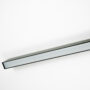 Podłużna lampa sufitowa widziana od dołu