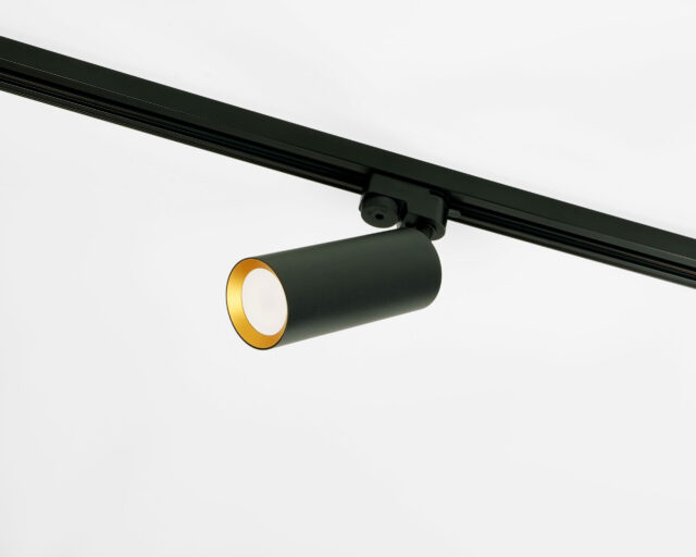 Czarny reflektor ze złotym środkiem montowany w szynoprzewodzie