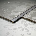 Sposób montażu czarnego profilu ledowego widzianego z bliska