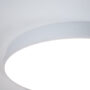Biały okrągły plafon ze światłem ledowym montowany bezpośrednio na suficie widziany z bliska