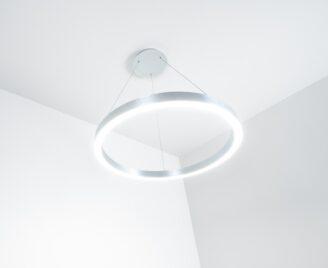 Lampa wisząca w kształcie ringu w srebrnym kolorze widziana z dołu
