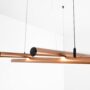 Lampa wisząca składająca się z kilku prostych tub w kolorze miedzianym ułożonych poziomo widziane z bliska