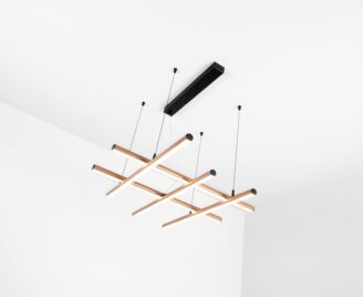 Lampa wisząca składająca się z kilku prostych tub ułożonych poziomo