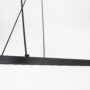 Lampa wisząca w czarnym kolorze widziana z bliska w miejscu mocowania zasilania