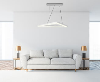 Jasny salon z centralnie umieszczoną trójkątną lampą w białym kolorze