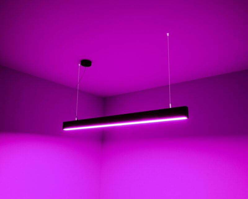 lampa_wiszaca_na_linkach_claro_czarna_rgbcct_fioletowy_