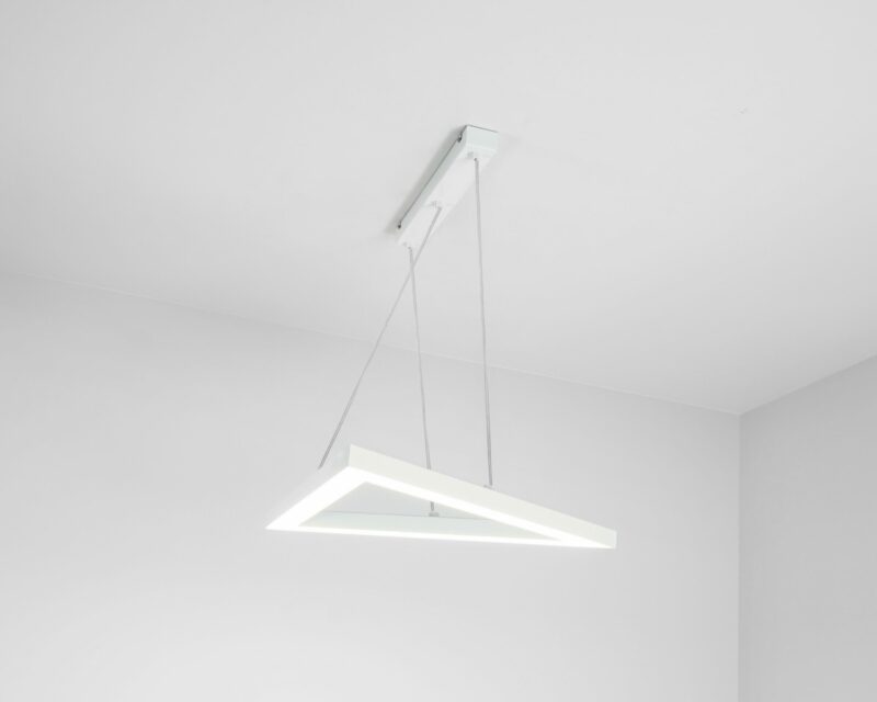 lampa_wiszaca_trojkat_l1_biala-1