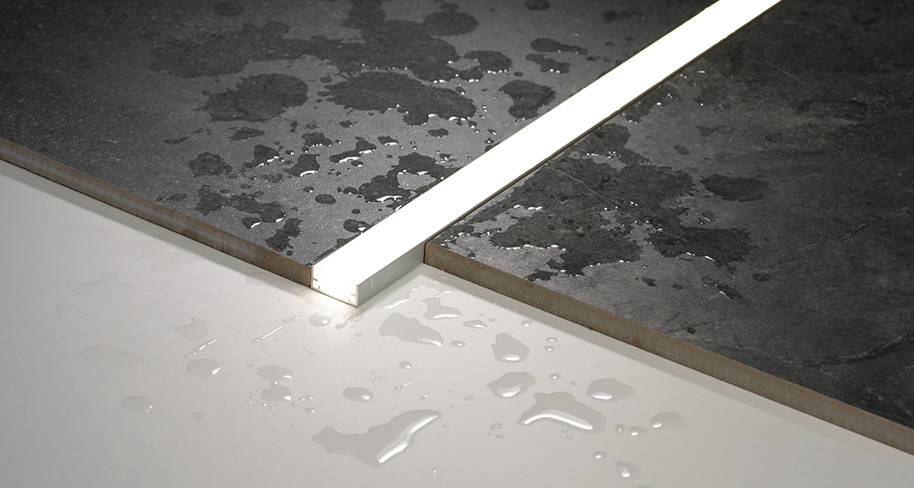 Oprawa liniowa LED AQU zoomLED® IP68 to w 100% wodoszczelna, ozdobna linia światła