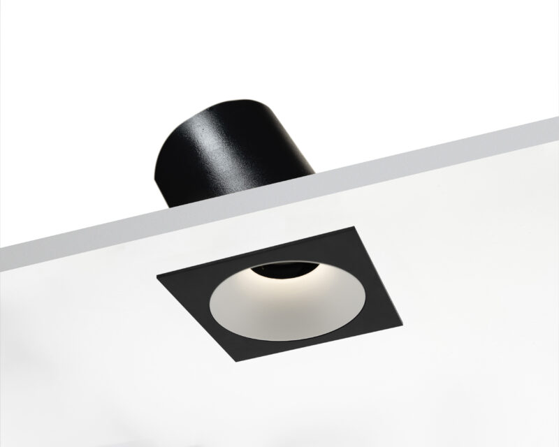 Spotlight_Aurora_TX12_czarno_biala_kwadrat_4